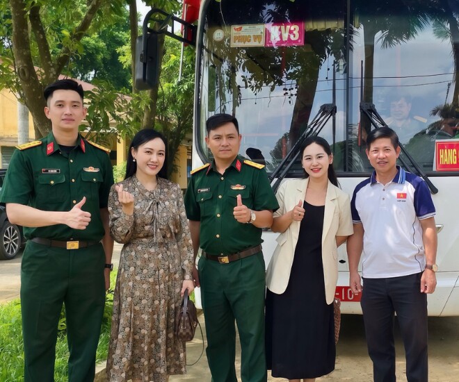 Btv hoài anh bùng nổ nhan sắc khi đứng cùng thượng úy lê hoàng hiệp là mỹ nhân thắng đậm nhất mùa lễ a80 - 1