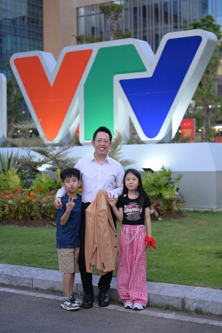 Btv vtv có bố là giáo sư toán học khoe gia đình đủ nếp tẻ 2 con gương mặt xán lạn hưởng gen bố mẹ - 3