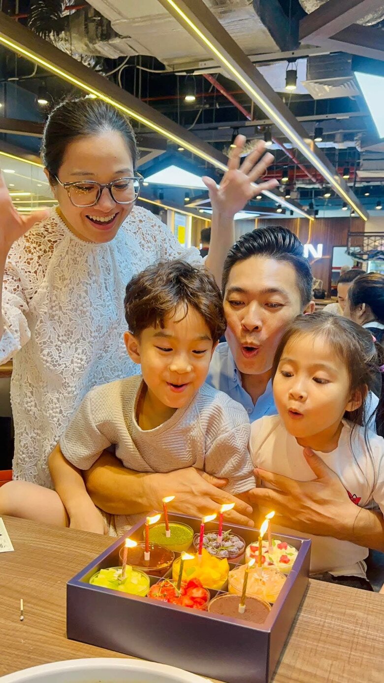 Cặp đôi thường đưa các con đi du lịch, vui chơi.