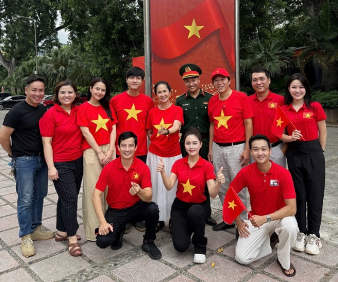 Vợ chồng NSND Lan Hương - NSƯT Đỗ Kỷ tập luyện diễu hành cùng dàn nghệ sĩ.
