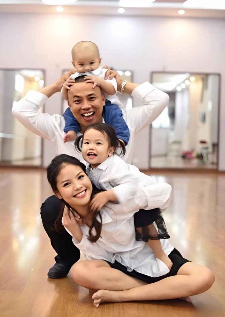 Cặp đôi hạn chế chia sẻ hình ảnh gia đình lên mạng xã hội.