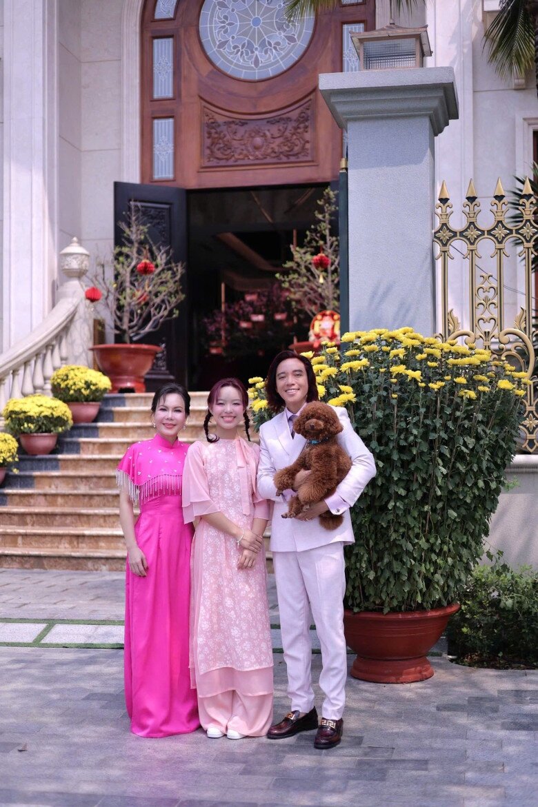 Gia đình Việt Hương sinh sống trong biệt thự trị giá 300 tỷ đồng ở TP.HCM.