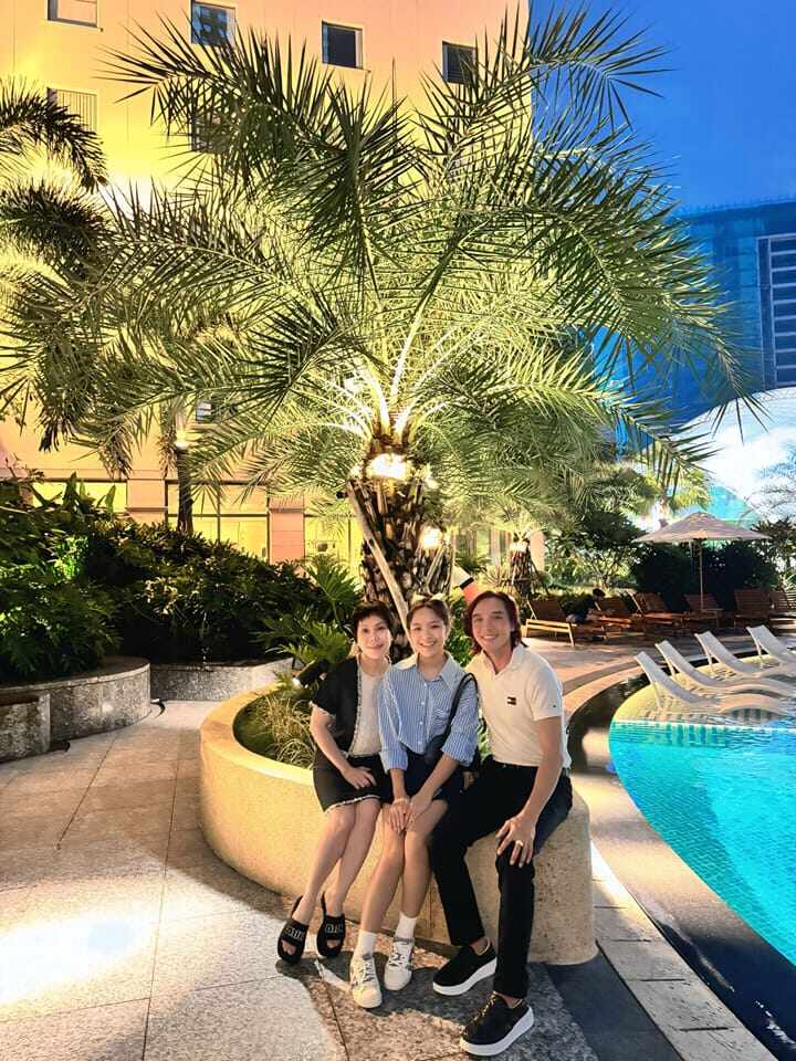 Gia đình hạnh phúc của Hoài Phương và Việt Hương.