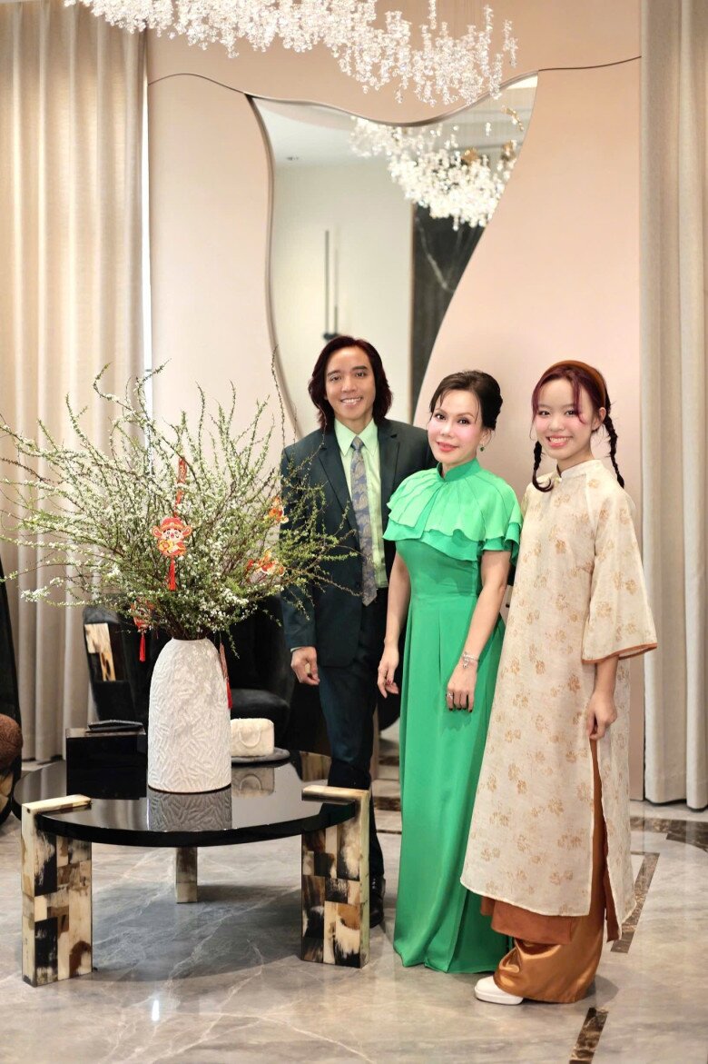 Cặp đôi đưa ái nữ về Việt Nam sinh sống vào năm 2021.