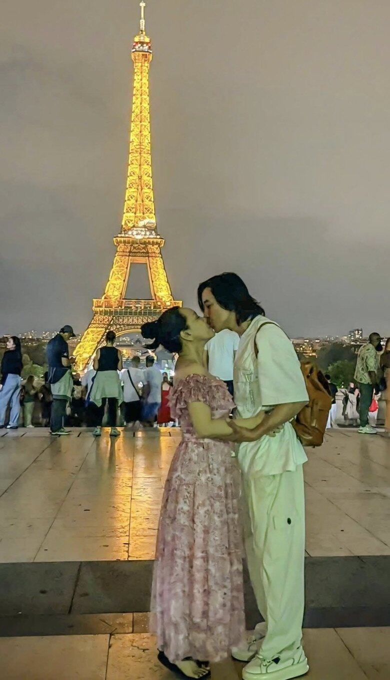 Việt Hương và Hoài Phương ngọt ngào “khóa môi” ở Paris (Pháp).