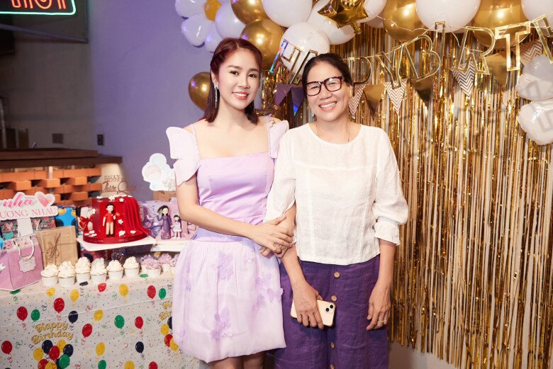 Lê Phương thân thiết chụp ảnh bên mẹ chồng.