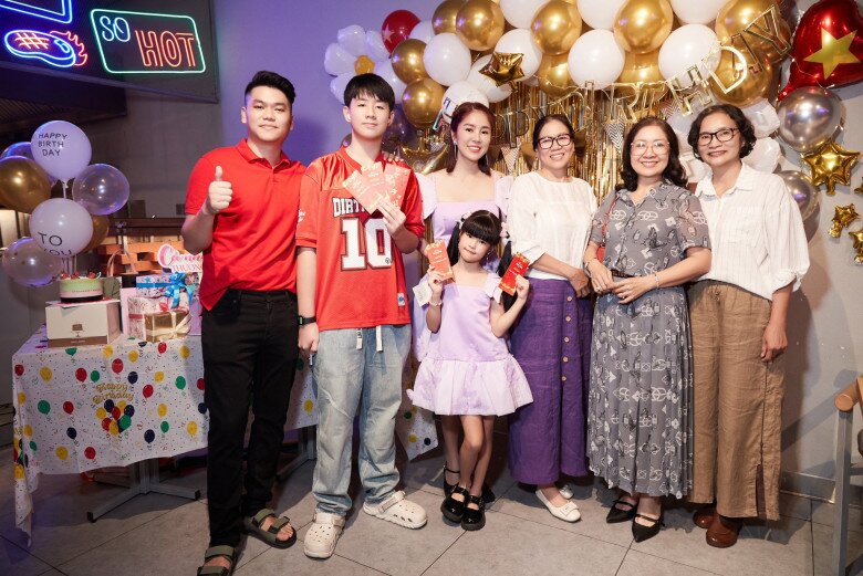 Mẹ ruột và mẹ chồng của Lê Phương hội ngộ trong 1 khung hình.