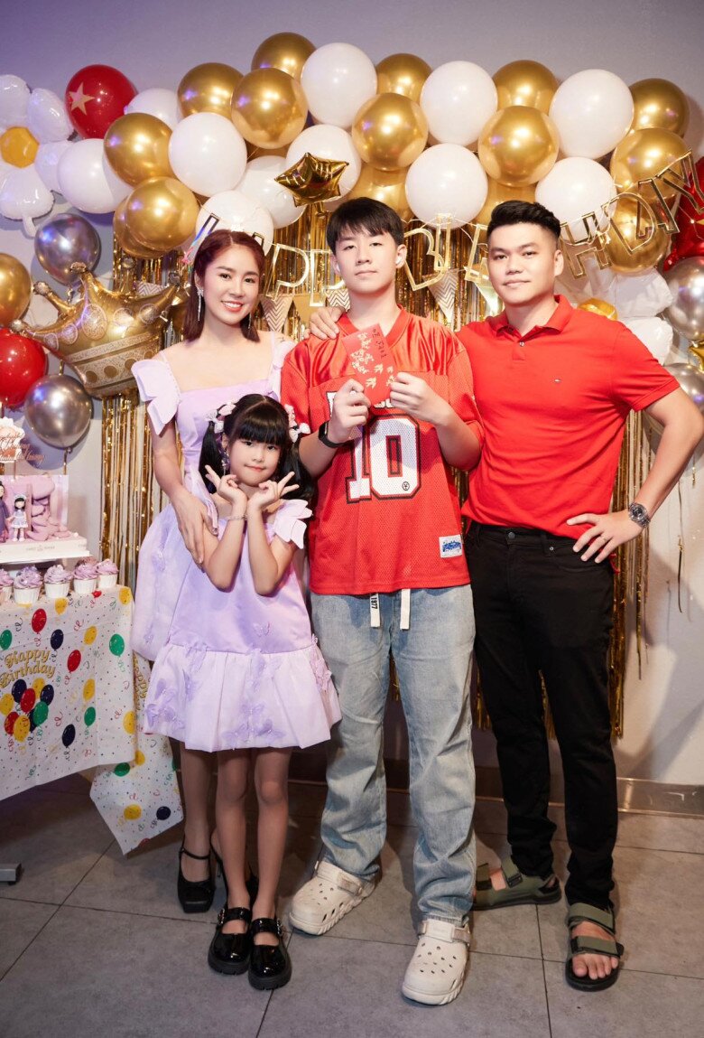 Con trai Lê Phương hiện đã trổ mã, cao ráo nhất gia đình.