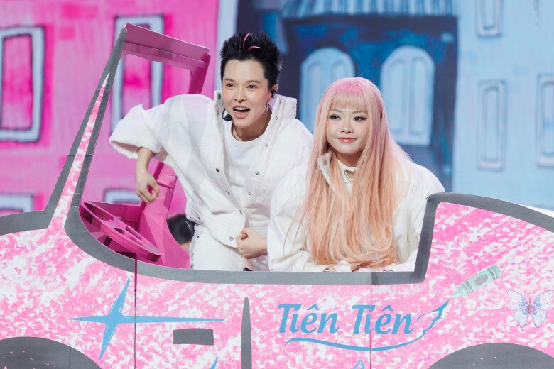 Tiên Tiên mời “em xinh” Ánh Sáng AZA trở lại chung kết.