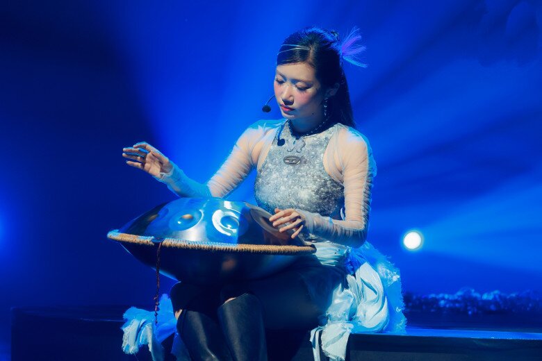 Orange không dùng sự hỗ trợ của vũ công trong phần thi solo.