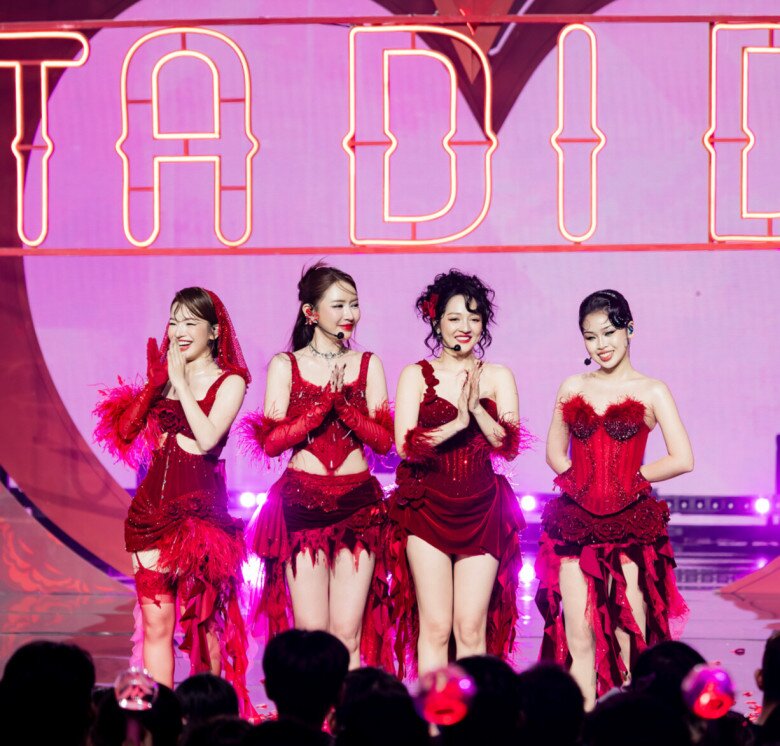 Đội 52Hz đỏ rực đầy nóng bỏng trên sân khấu.