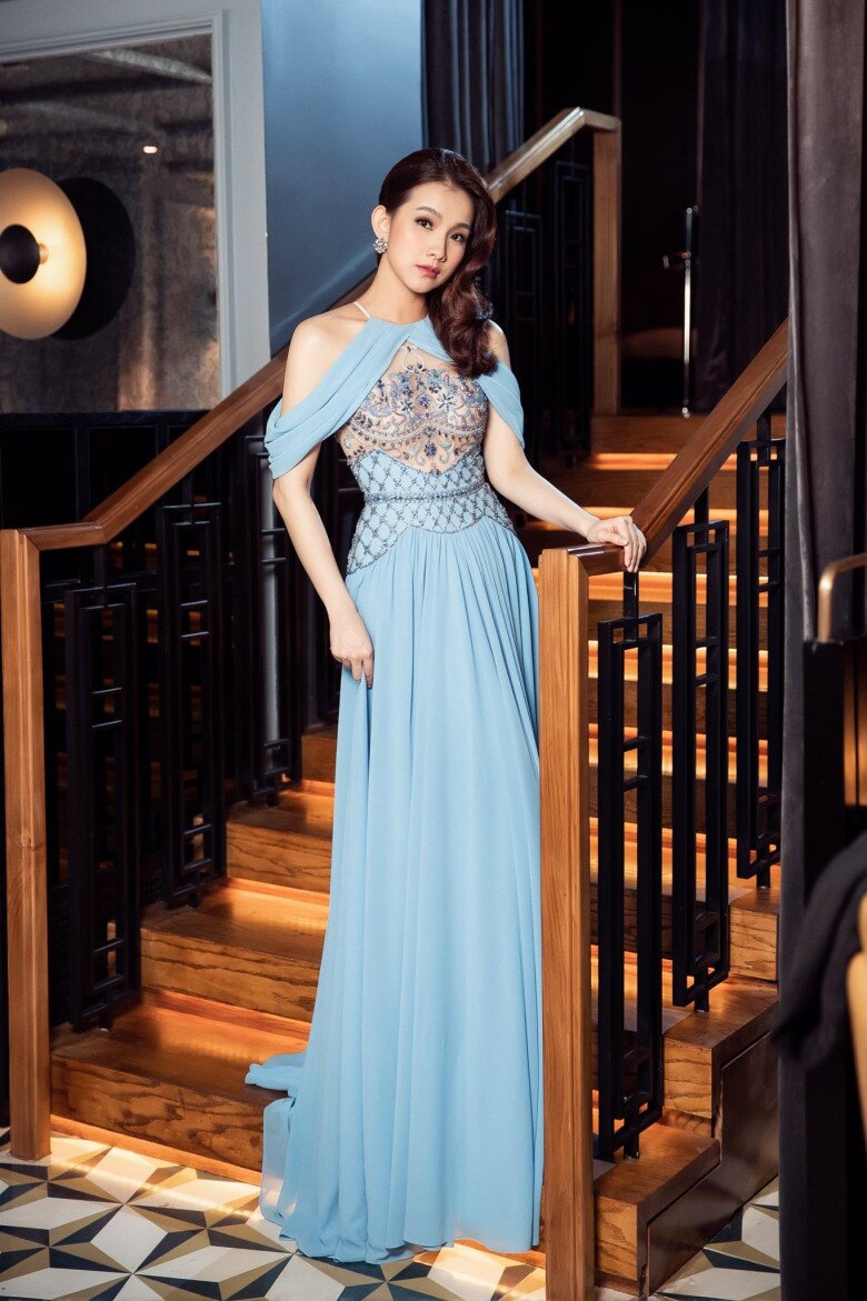 Con gái hoa hậu thùy lâm trổ mã cao lớn phổng phao bị góp ý vì diện trang phục ngắn khi thể hiện lòng yêu nước - 4