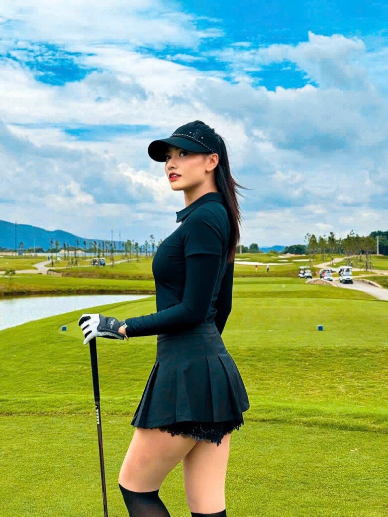 Những năm qua, người đẹp Hà thành sống khá kín tiếng, rút lui khỏi showbiz.