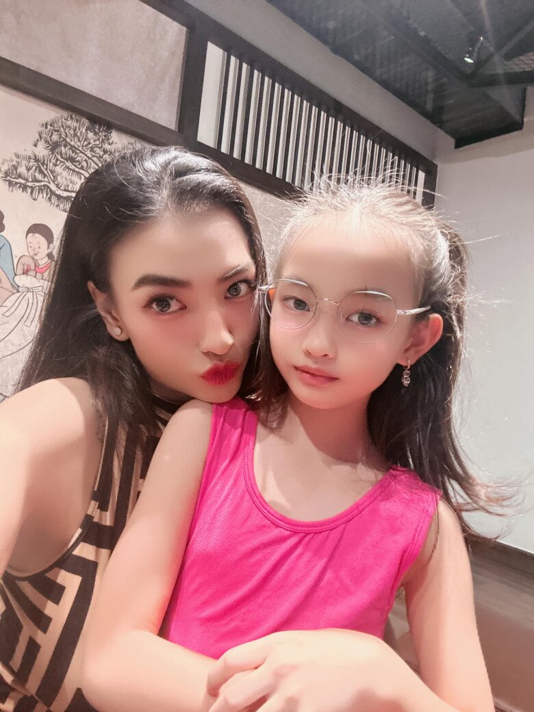 Người mẫu Hồng Quế tập trung thời gian để chăm sóc, nuôi dạy ái nữ.