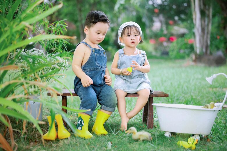 Ka Ka và Muội Muội được nuôi dạy rất chu toàn, không thiếu thứ gì.