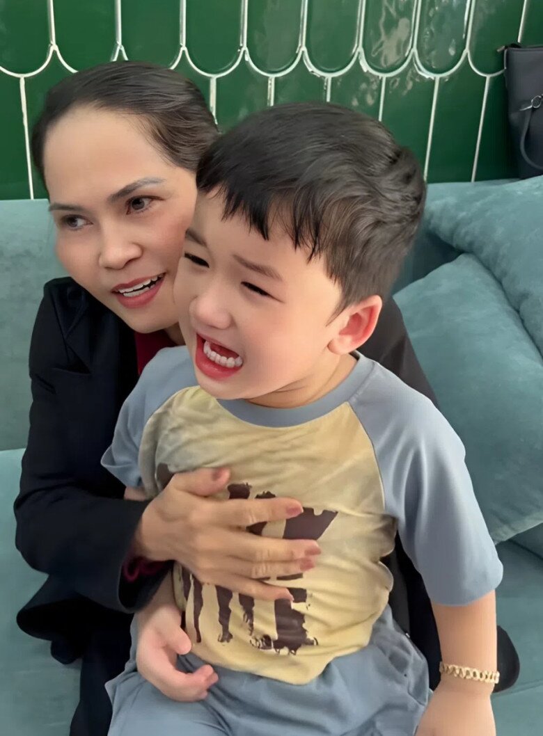 Mẹ ruột Thanh Đoàn rưng rưng nước mắt dỗ dành cháu nội.