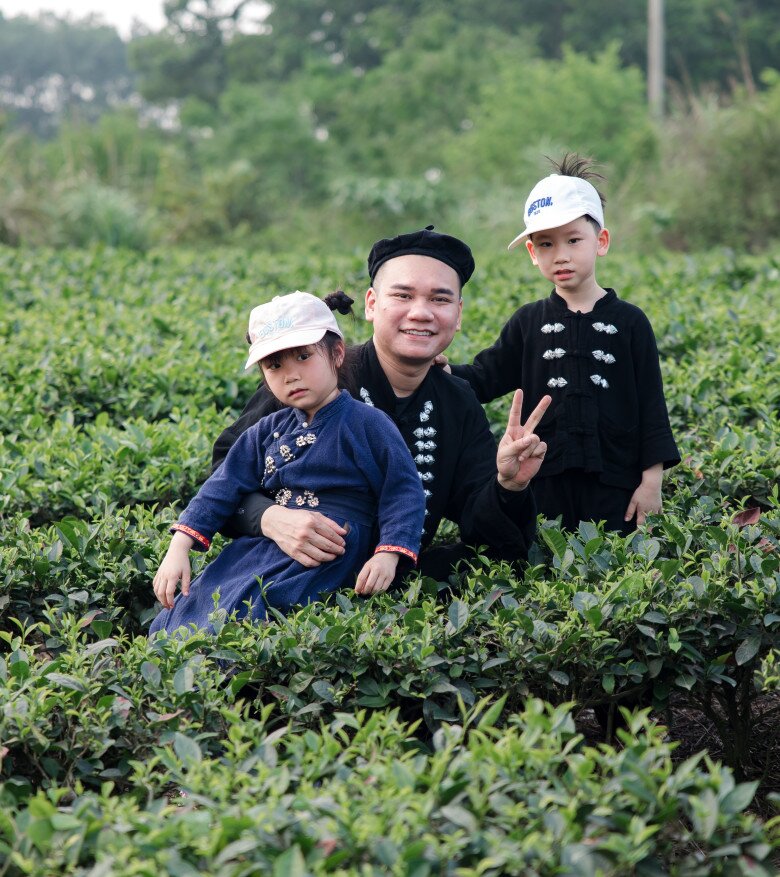 Gia đình Khắc Việt trải nghiệm cuộc sống nông dân ở bản làng Thái Hải.