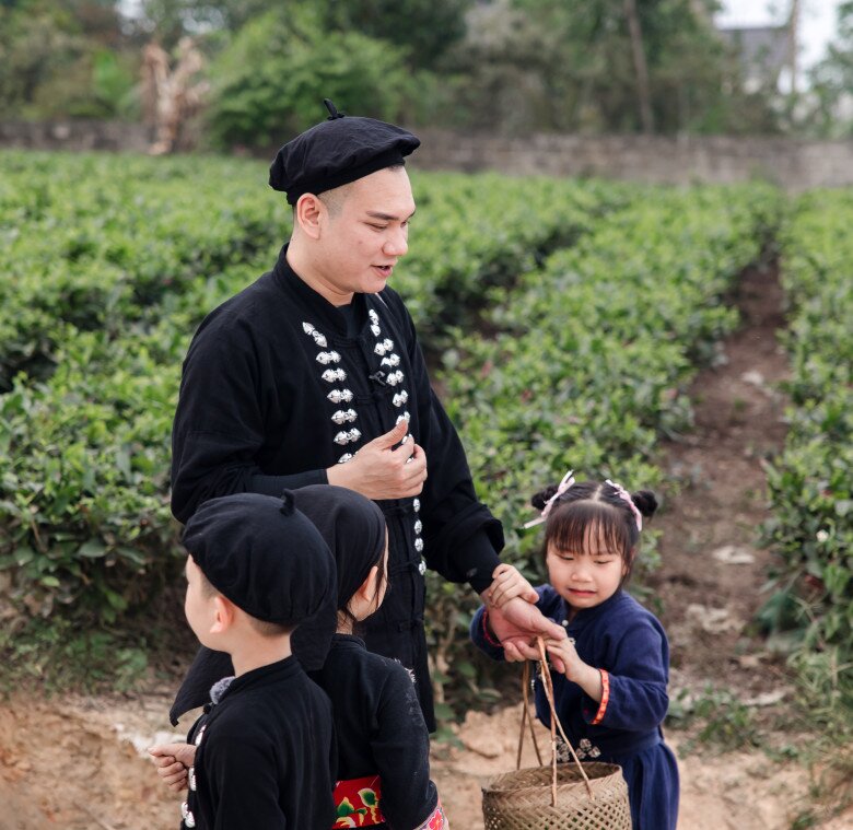 Phản ứng của con gái Khắc Việt khiến nhiều khán giả thương mến.