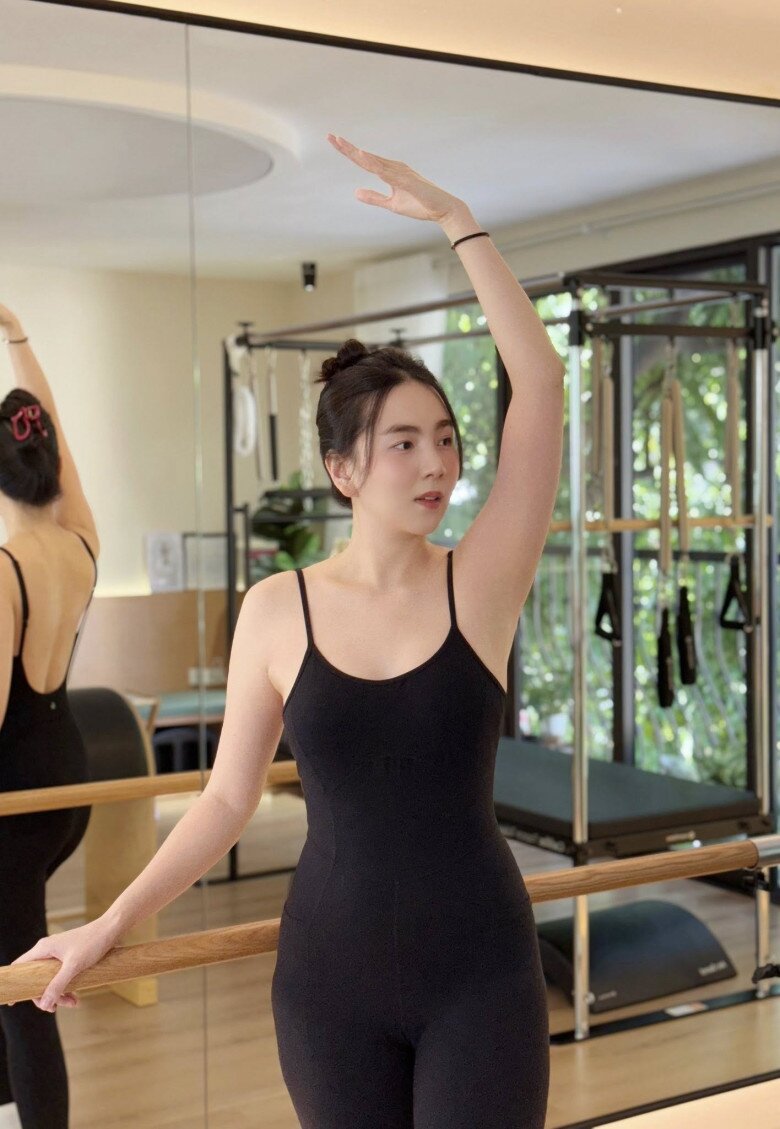 Mai Ngọc quay lại phòng tập pilates sau hơn 3 tháng sinh mổ.