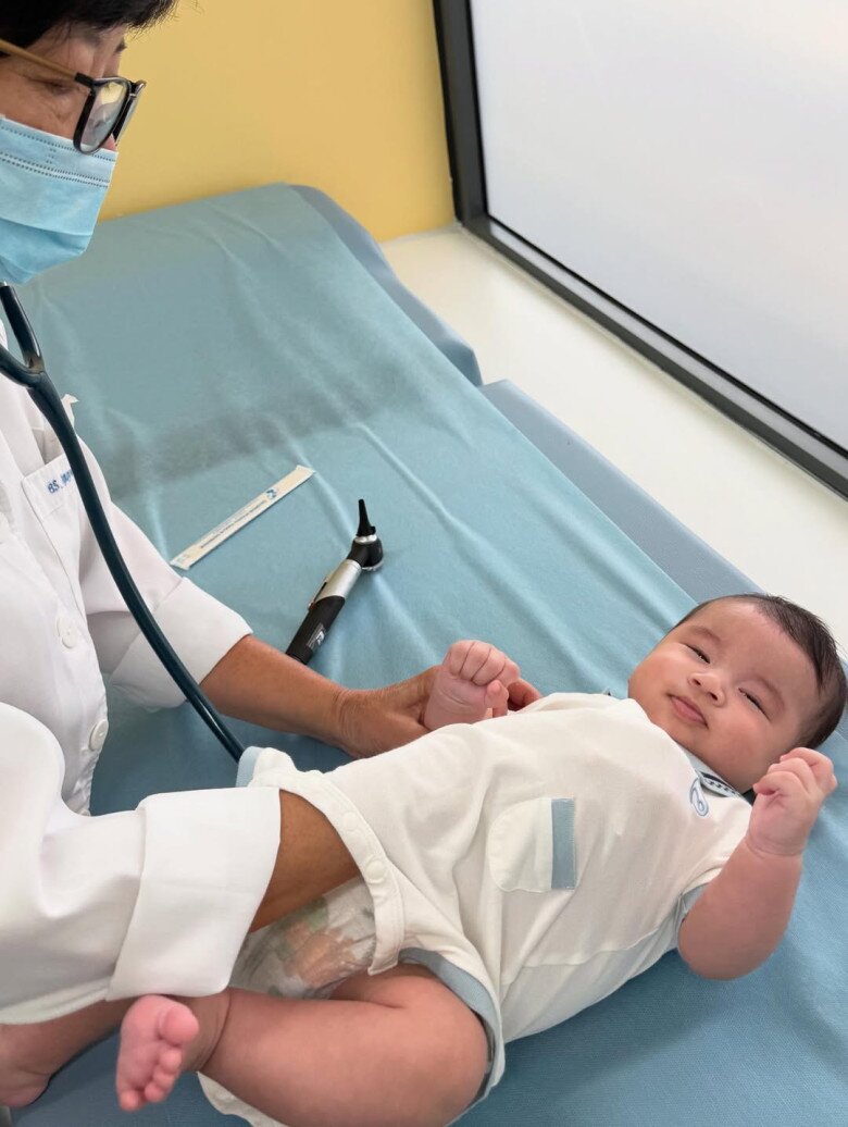 Bác sĩ phải đo chiều dài của bé Panda lại 2 lần để có kết quả chính xác.