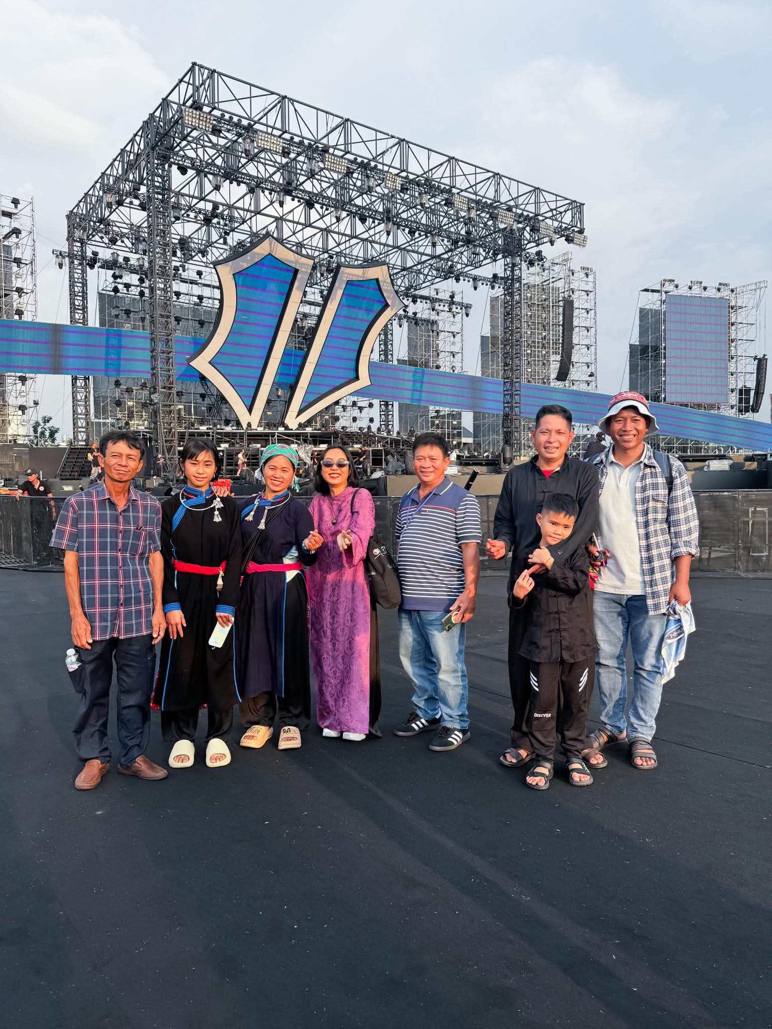 Dàn khách mời chương trình Gia đình HaHa đến dự 2 đêm concert cuối.
