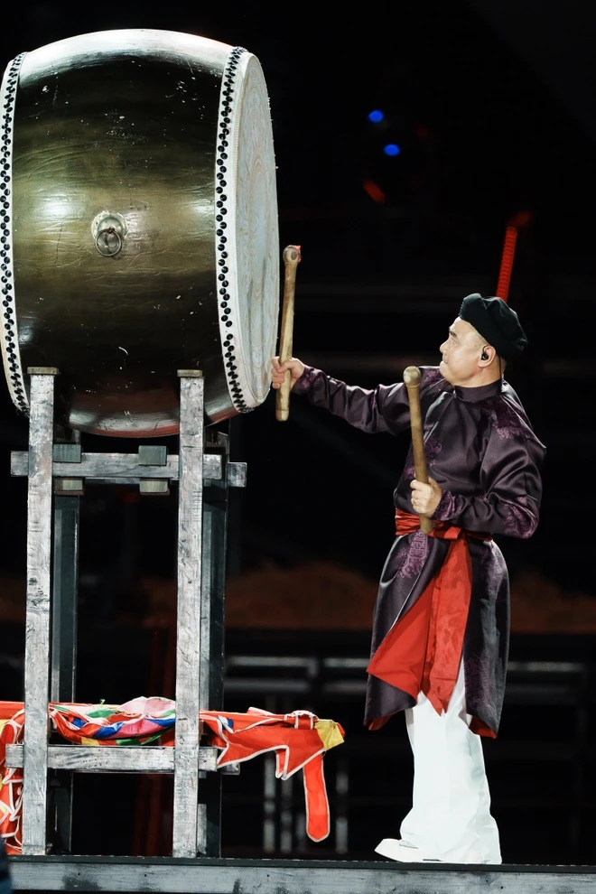 Nhà Sao Sáng cũng gặp sự cố âm thanh khi trình diễn bản hit “Trống cơm”.