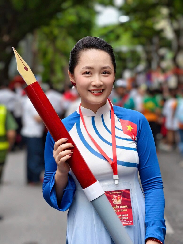BTV Thu Hà vinh dự và tự hào khi tham gia diễu hành A80.