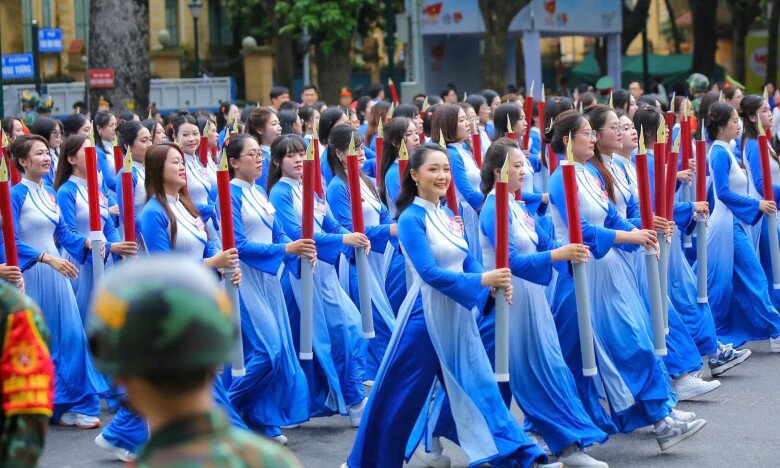 Nữ BTV được khen ngợi nhan sắc xinh đẹp khi xuất hiện trong đội hình.