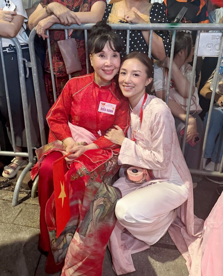 NSND Lan Hương tham gia diễu hành ở độ tuổi U70. Khi thấy nữ nghệ sĩ đi trong khối Văn hóa - Thể thao, nhiều khán giả vẫn quen thuộc gọi bà với biệt danh là Em bé Hà Nội.