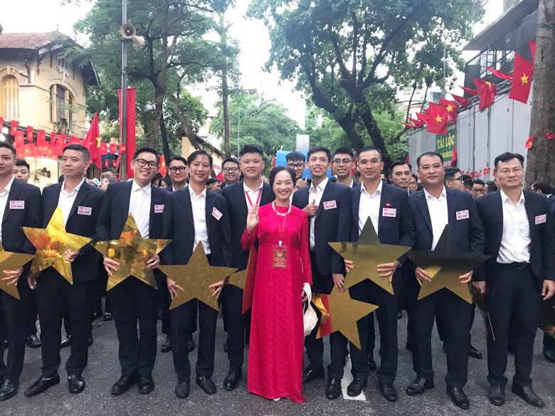 NSND Lê Khanh hào hứng chụp ảnh lưu niệm cùng những khối diễu hành khác trước giờ làm lễ sơ duyệt. Thời gian qua, nữ nghệ sĩ rất tích cực tập luyện cùng những đồng nghiệp để hoàn thành tốt nhất nhiệm vụ A80.