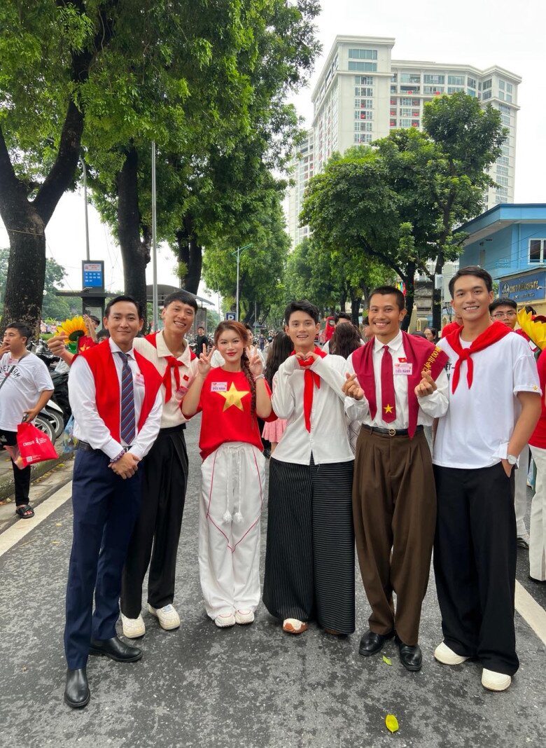 Ngọc Thanh Tâm diện năng động chụp ảnh cùng dàn diễn viên Mưa Đỏ trước giờ sơ duyệt. Nữ diễn viên đã có mặt ở Thủ đô Hà Nội từ rất sớm để tham gia tập luyện diễu hành.