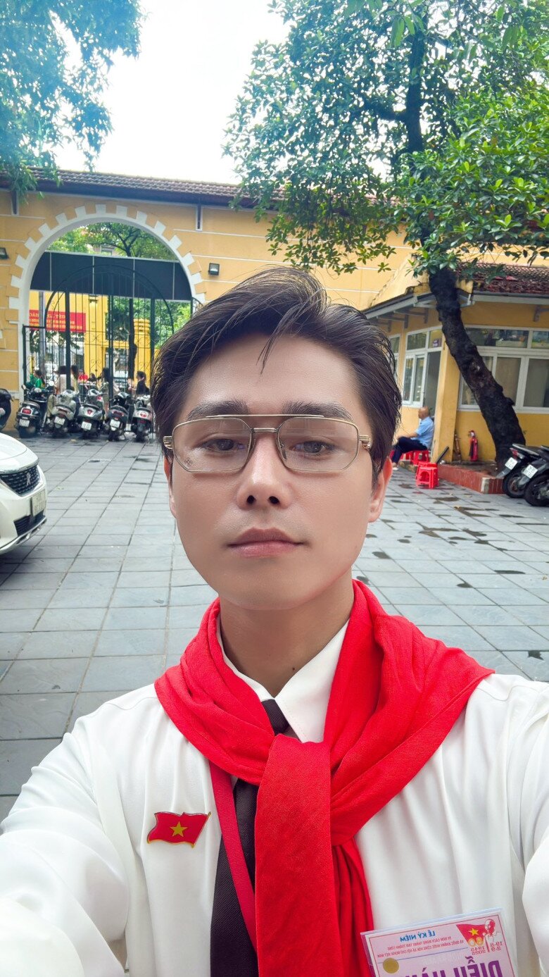 Tham gia buổi sơ duyệt, Tăng Duy Tân hài hước nhắn nhủ: Đề nghị các đồng chí khán giả 2 bên chụp chúng tôi bằng app. Chúng tôi mồ hôi nhễ nhại, tóc tai rối bời chụp cam thường xấu kinh lên được.