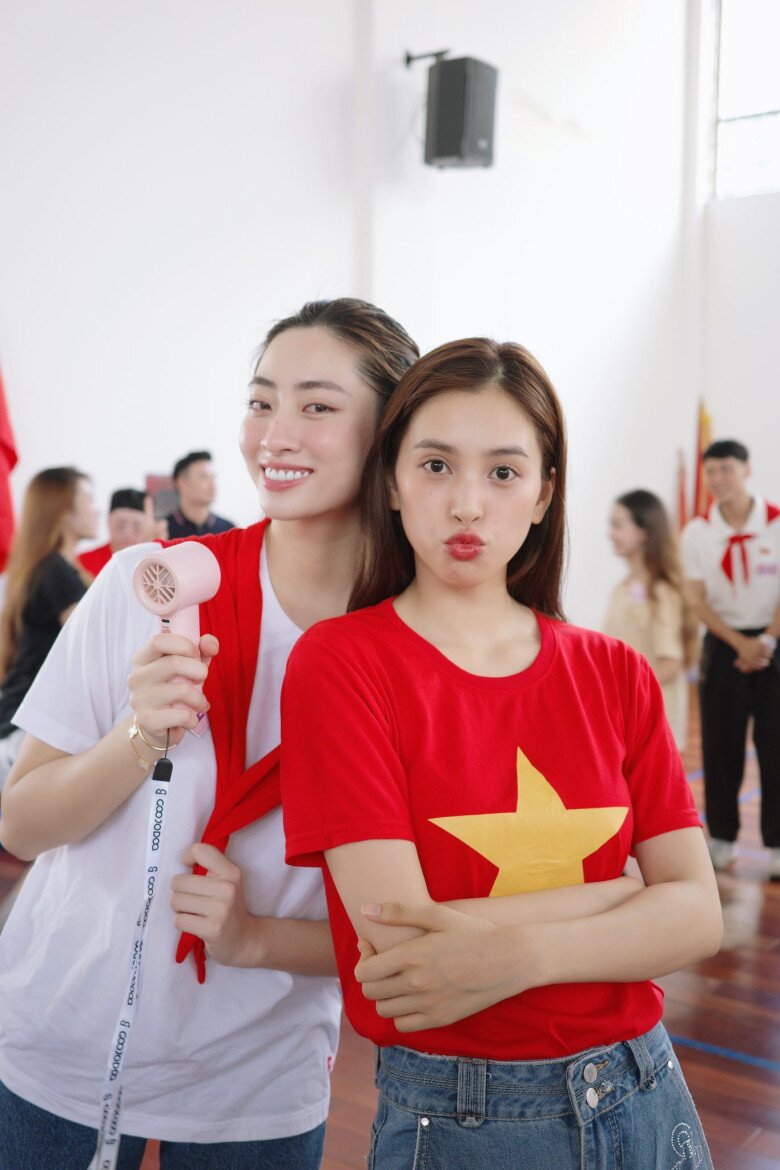 Hoa hậu Trần Tiểu Vy và Hoa hậu Lương Thùy Linh luôn trong tâm thế sẵn sàng diễu hành mừng đại lễ. Trong đó, Trần Tiểu Vy từng có kinh nghiệm tham gia diễu hành A50.