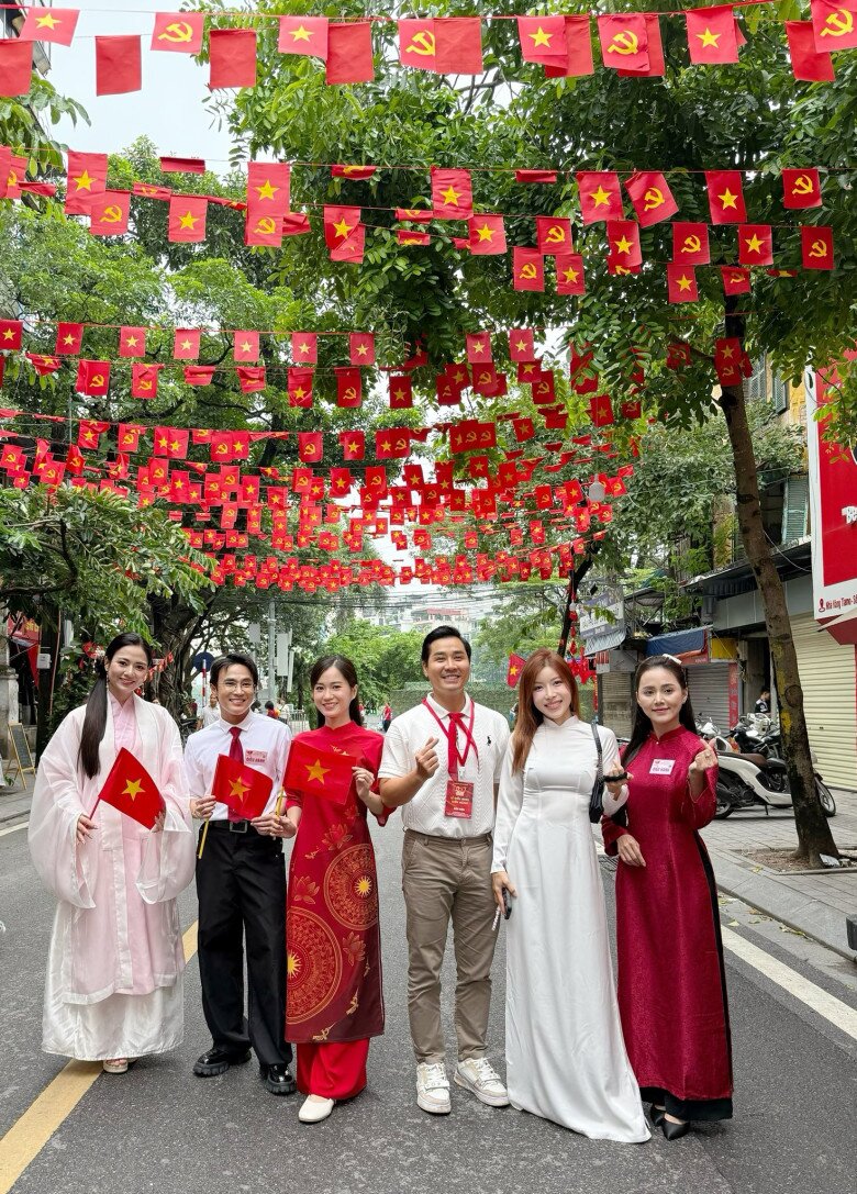 Ngay từ sớm, nhiều nghệ sĩ đã có mặt tại địa điểm tập kết. Dàn sao nam diện trang phục áo sơ mi hoặc polo và quần tây lịch sự. Trong khi đó, những mỹ nhân Vbiz mặc áo dài truyền thống. Tất cả đều bày tỏ sự háo hức khi được góp phần vào dịp kỷ niệm đại lễ của đất nước.