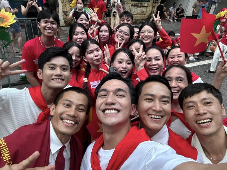 Dàn diễn viên phim Mưa Đỏ gồm Đỗ Nhật Hoàng, Hứa Vĩ Văn, Phương Nam, Lâm Thanh Nhã,... vinh dự khi được tham gia vào đội hình diễu hành của khối Văn hóa - Thể thao.