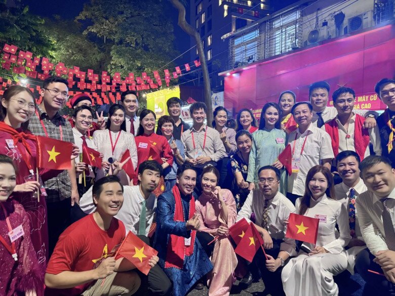 NSND Xuân Bắc đến thăm đoàn diễu hành của khối Văn hóa - Thể thao, rạng rỡ chụp ảnh kỷ niệm cùng các nghệ sĩ từ khắp mọi miền Tổ quốc.