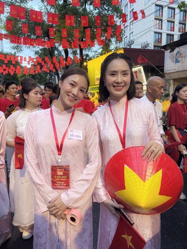 Ở độ tuổi U45, diễn viên Hồng Diễm tự tin đọ sắc với hot girl một thời Salim.