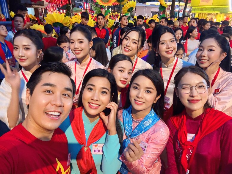 MC Nguyên Khang và Top 3 Hoa hậu Việt Nam 2024 cùng MC Khánh Vy chụp ảnh kỷ niệm tại buổi sơ duyệt.