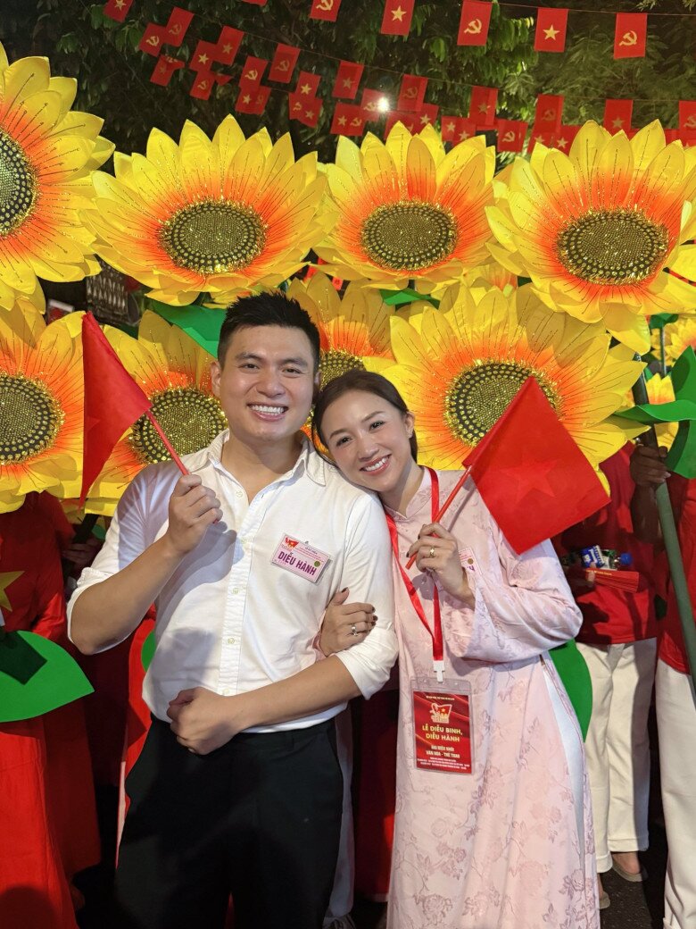 Salim và Long Hạt Nhài là cặp vợ chồng nghệ sĩ trẻ hiếm hoi được chung đôi tham gia diễu hành.