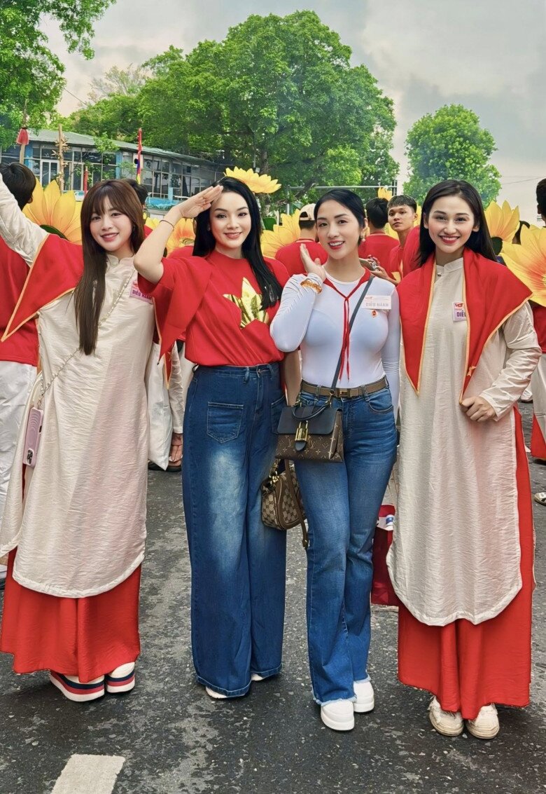 Tiến sĩ - NSƯT Tân Nhàn mặc áo cờ đỏ sao vàng, có mặt tại địa điểm tập kết cùng những học trò xinh đẹp của mình.