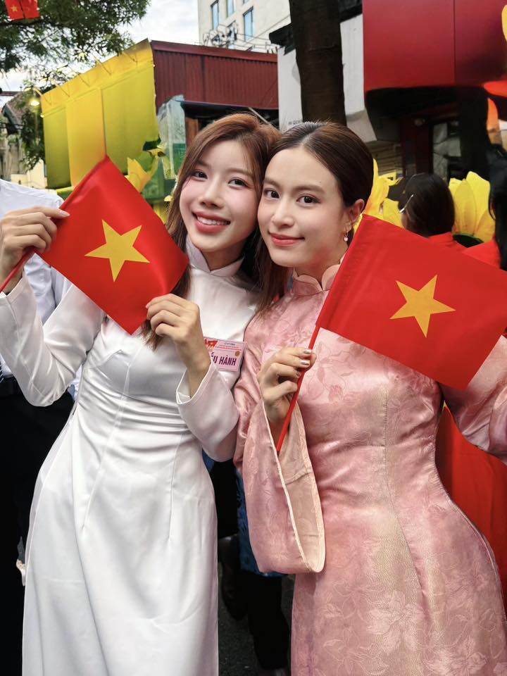 Trang Pháp và Hoàng Thùy Linh diện áo dài, khoe nhan sắc rạng rỡ.