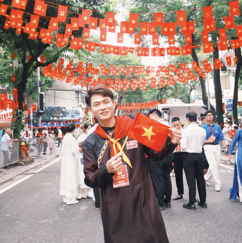 Chủ nhân bản hit Bắc Bling Tuấn Cry diện áo dài diễu hành trong buổi sơ duyệt. Nam rapper hài hước chia sẻ: Nô nức đông vui như trẩy hội bà con ơi.