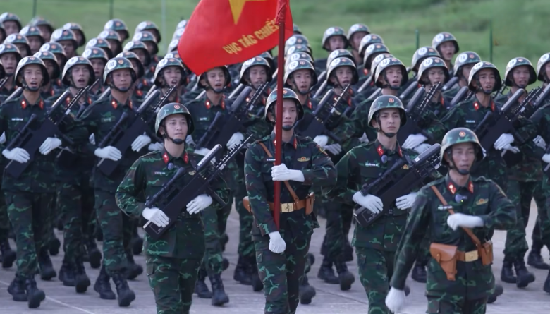 Thượng úy Lê Hoàng Hiệp xuất hiện nổi bật cạnh Bình An và Huỳnh Anh.