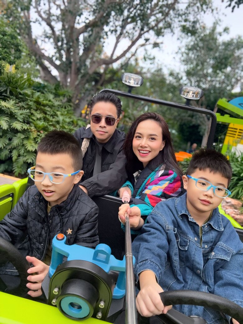 Vợ chồng nữ diễn viên thường xuyên đưa 2 con trai đi du lịch khắp trong và ngoài nước.