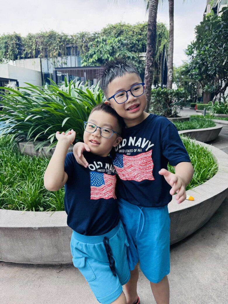Cặp đôi hiện tại có 2 cậu quý tử đáng yêu, thừa hưởng trọn vẹn nét đẹp từ bố mẹ.