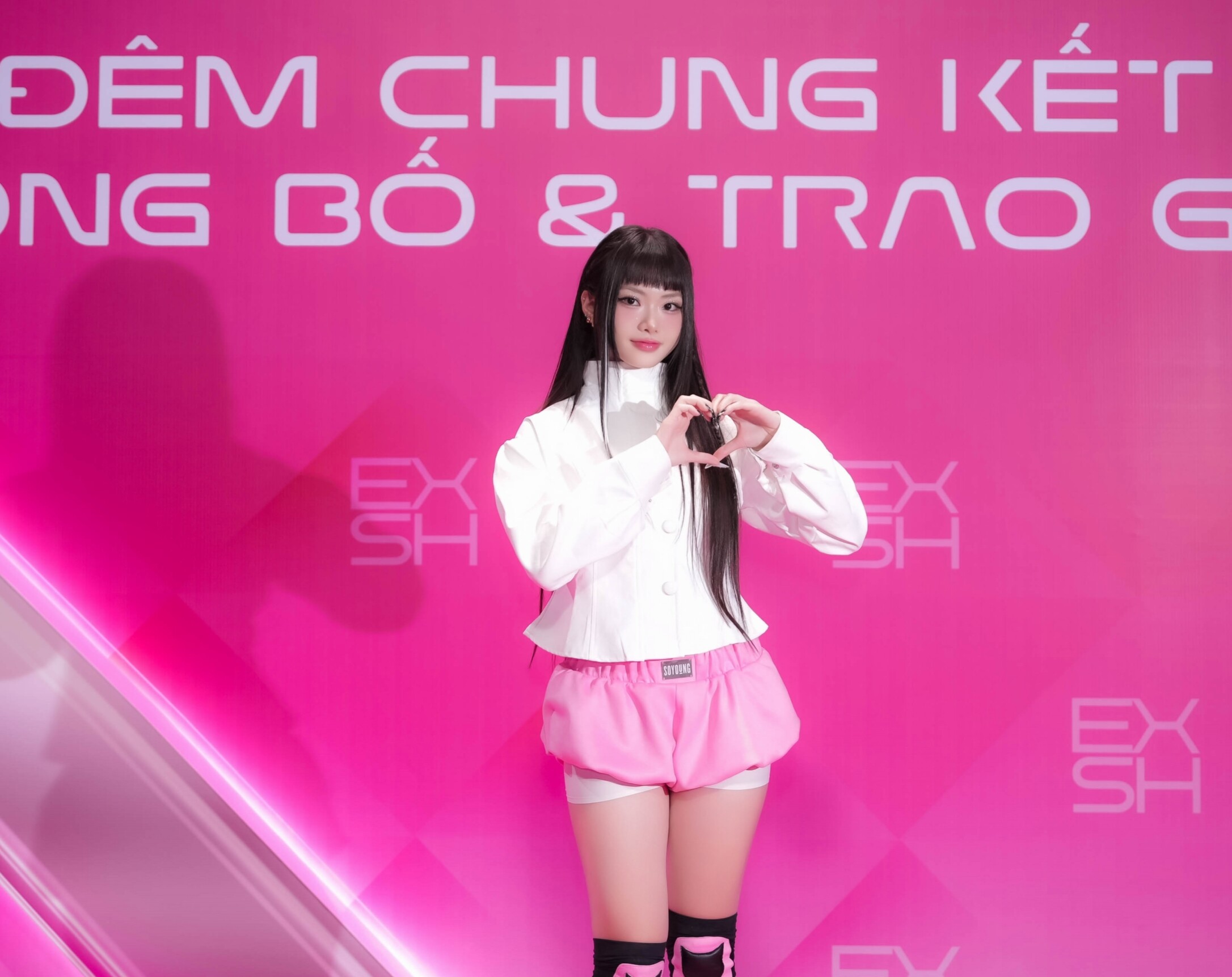 “Em út” Ánh Sáng Aza nhận được giải thưởng từ chương trình.