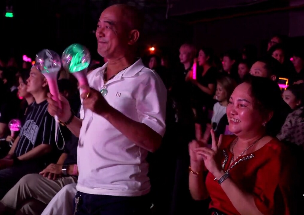 Bố mẹ Phương Mỹ Chi xúc động khi con gái giành ngôi Quán quân.