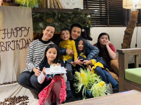 Nữ MC rời VTV "bỏ phố về quê", bị nói cố sinh con trai cho chồng đại gia