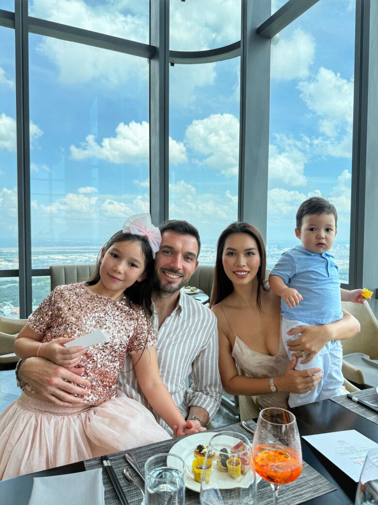 Cặp đôi có 2 con “đủ nếp đủ tẻ”.