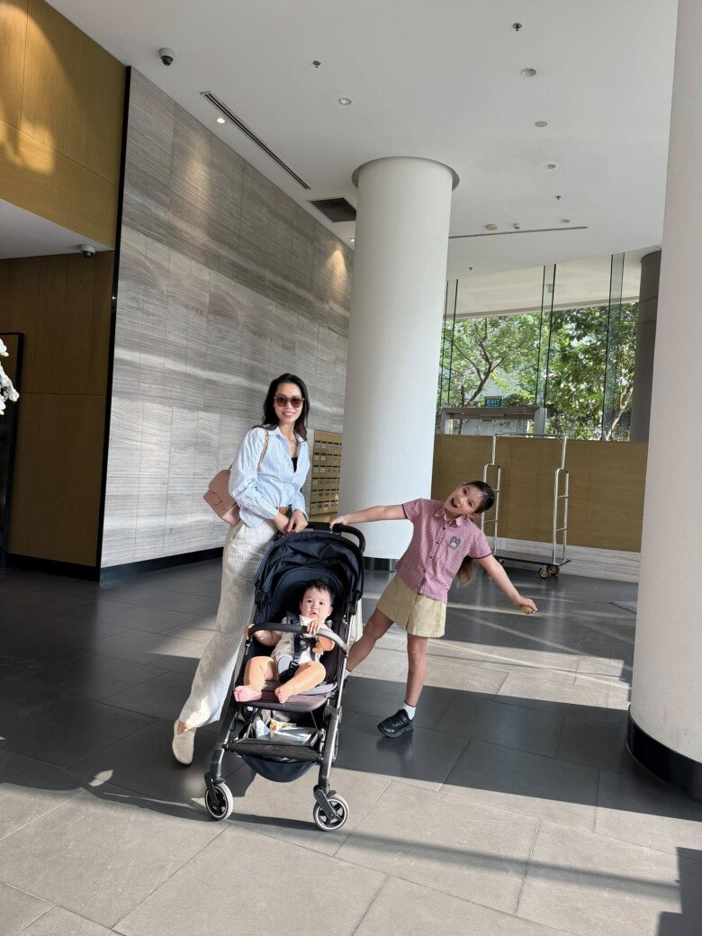 Nữ siêu mẫu thường xuyên chia sẻ những bài viết về kinh nghiệm chăm sóc con cái lên mạng xã hội.